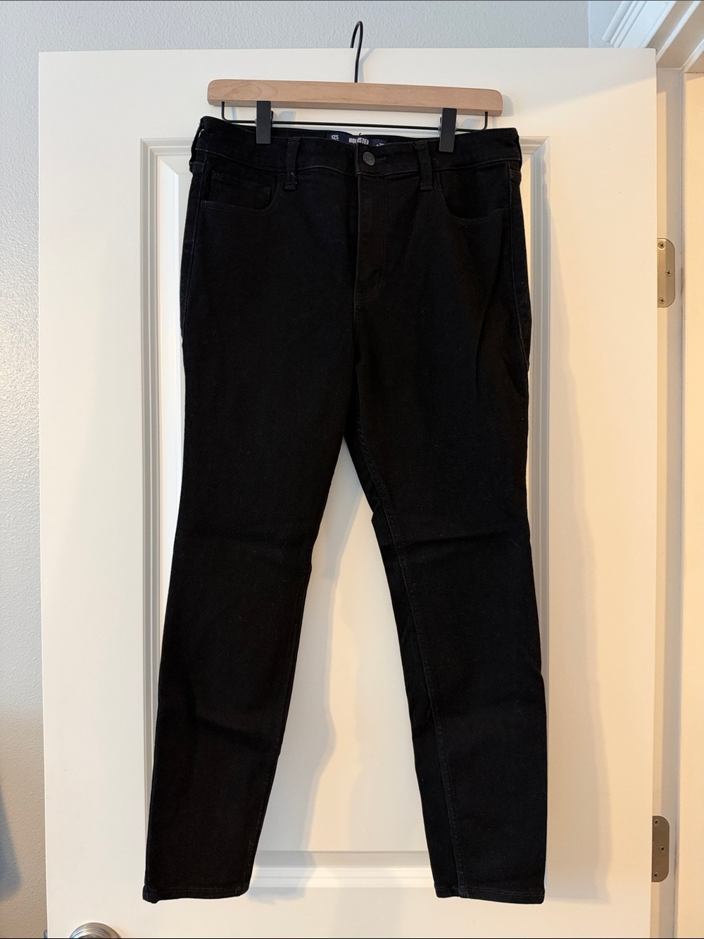 Hollister Women's Black Skinny Jeans - Classic Five-Pocket